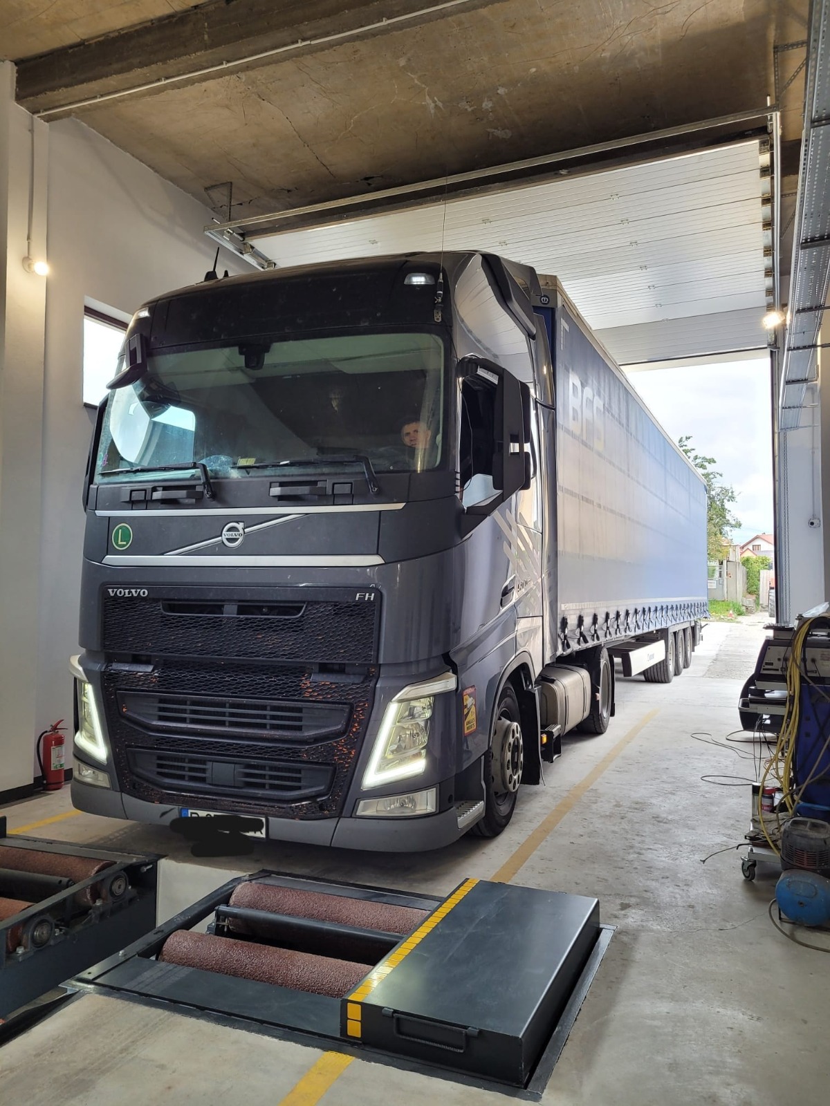 Camion Volvo FH la inspecție tehnică