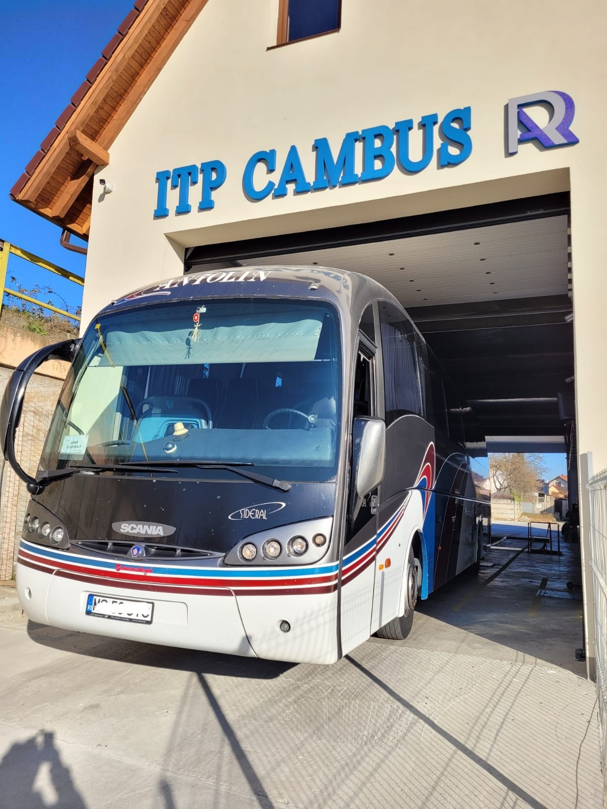 Autocar Scania în stația ITP Cambus