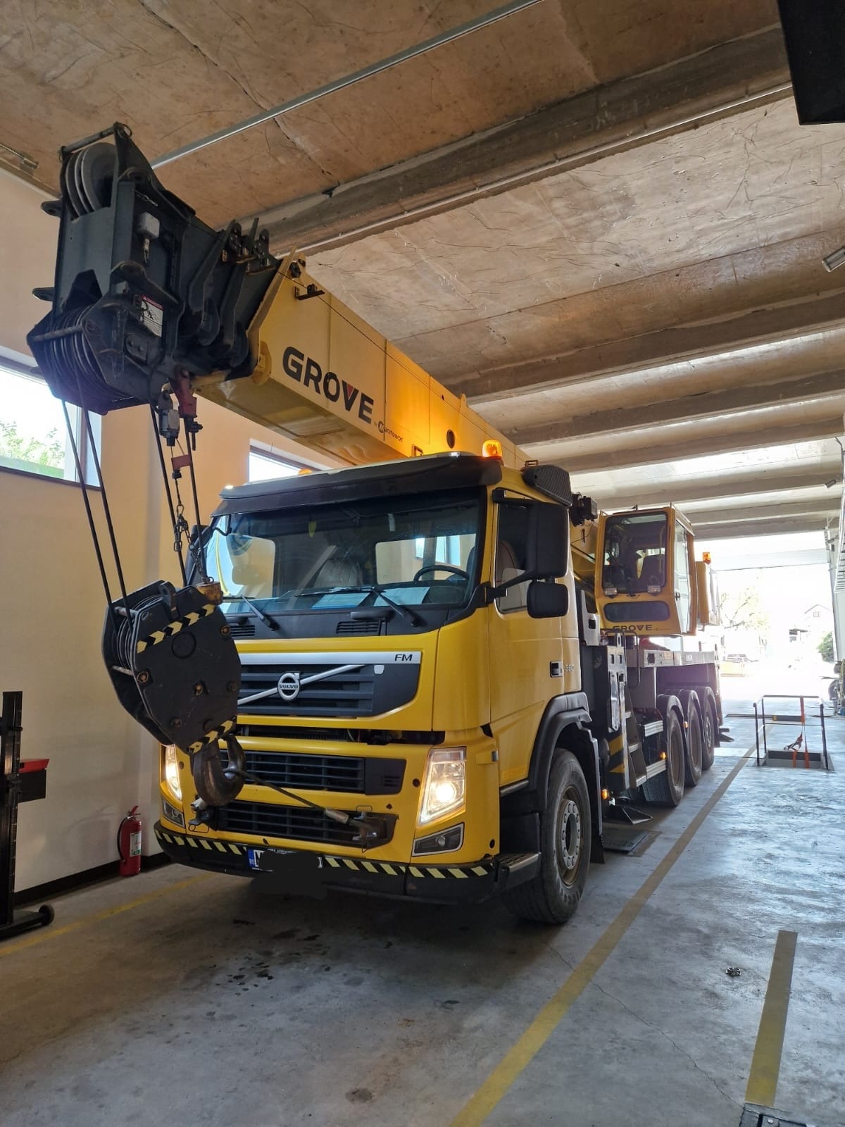 Macara mobilă Grove verificată în stație